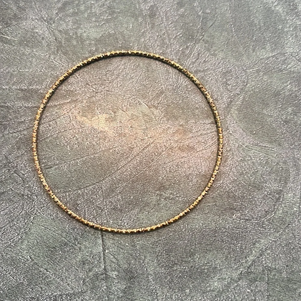 Vintage brass coloured bracelets - Picture 10 of 12